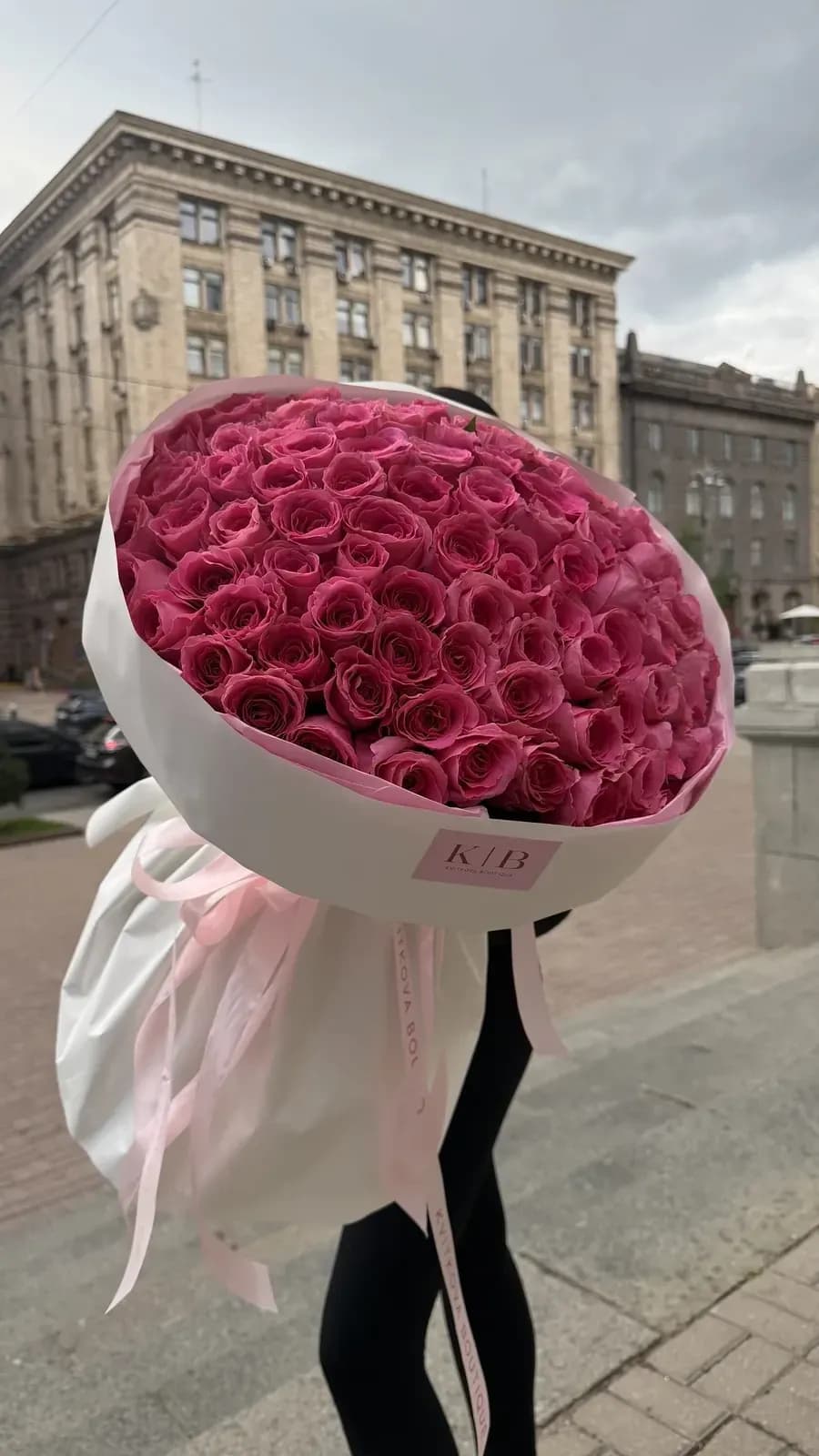 Насичено рожева троянда