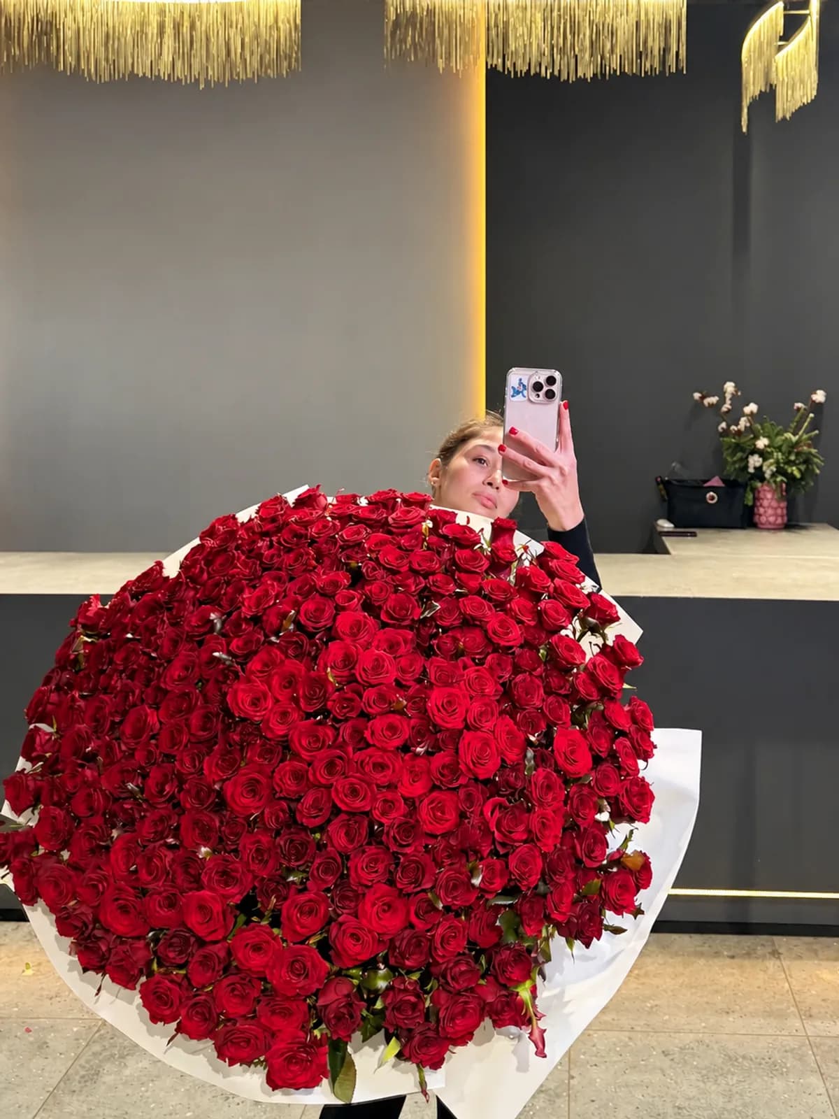 251 червона троянда