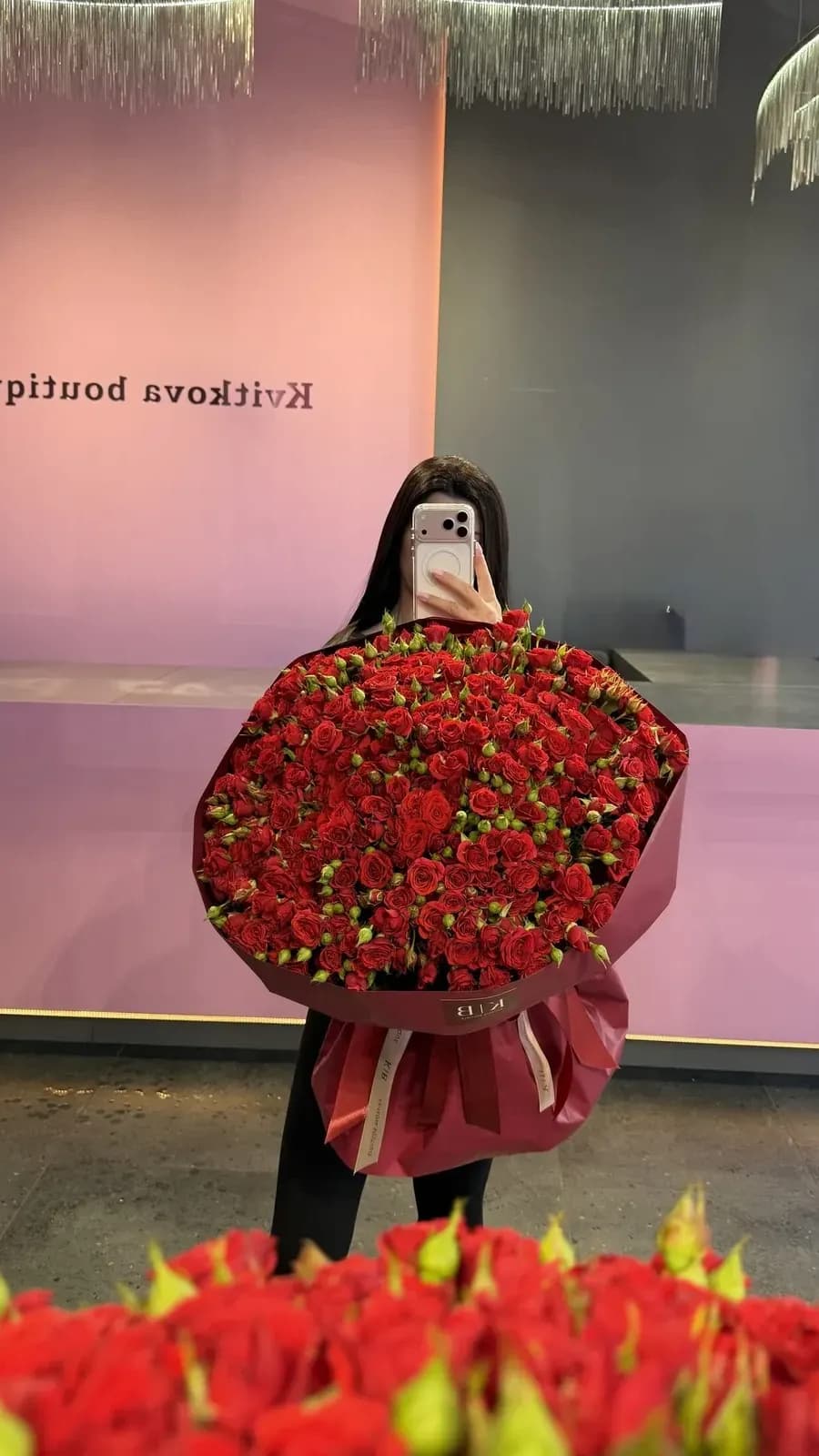 Бордова кущова троянда