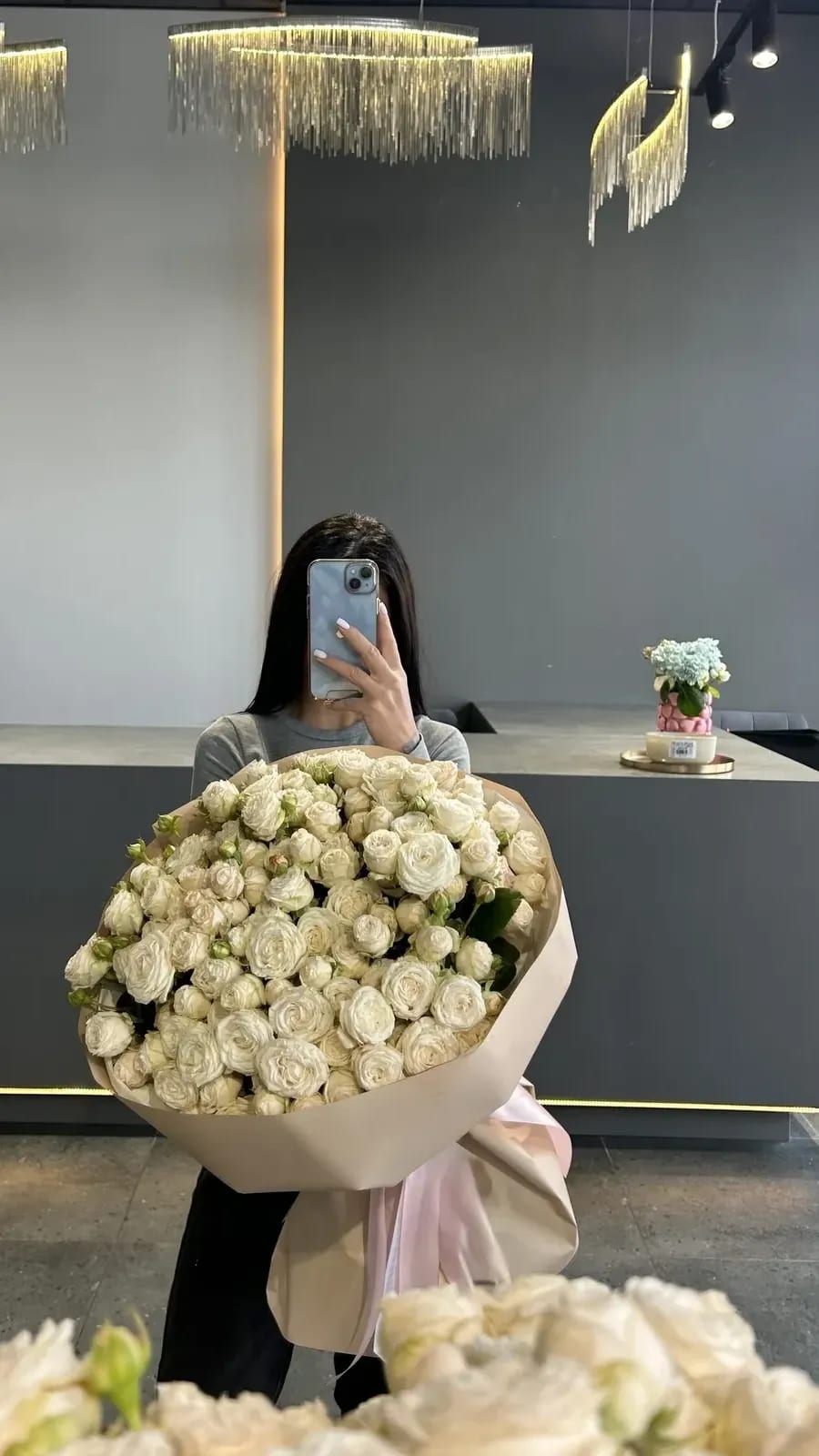 Кремова кущова троянда
