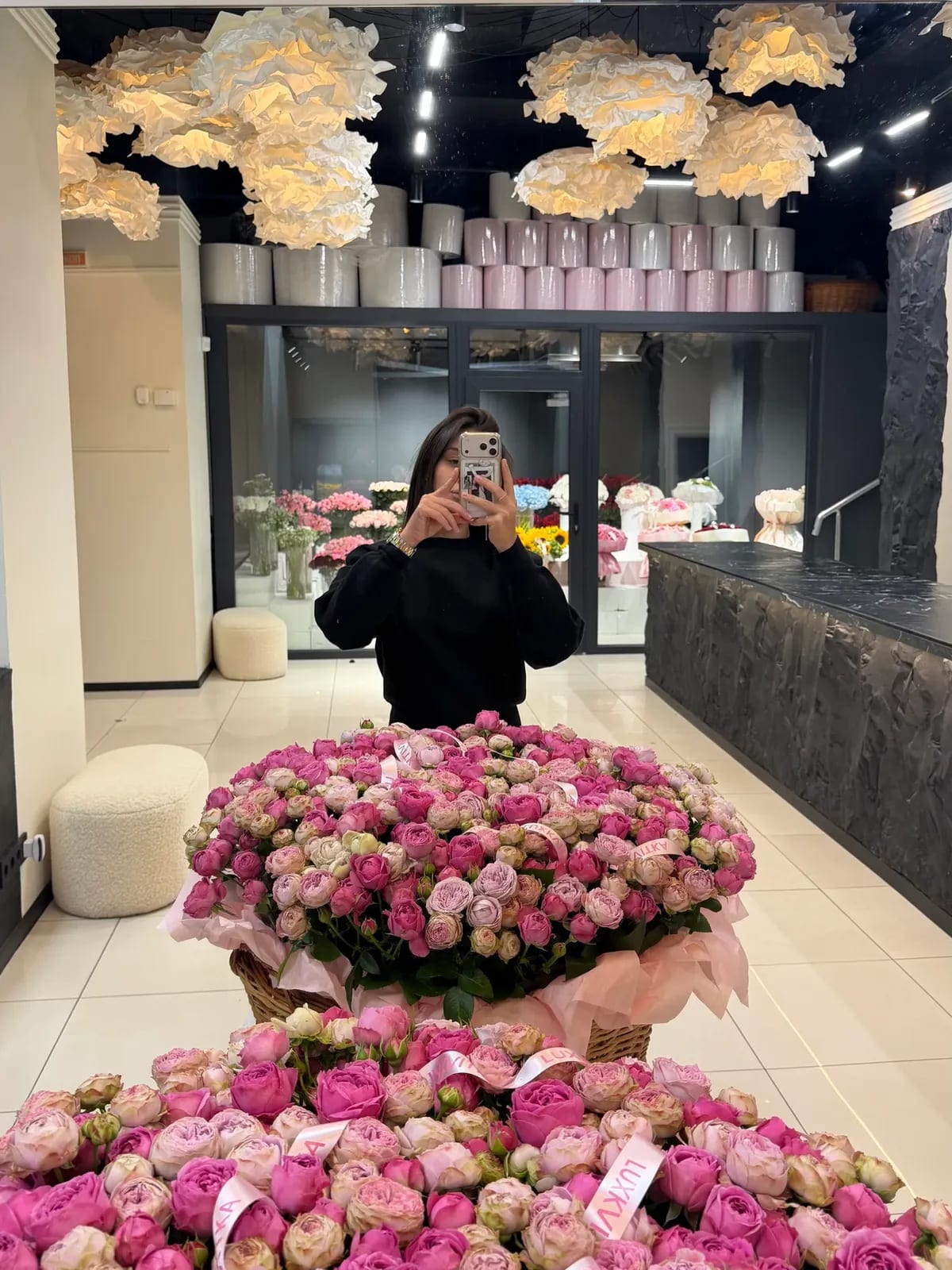 Кошик XL з піоновидних кущових троянд