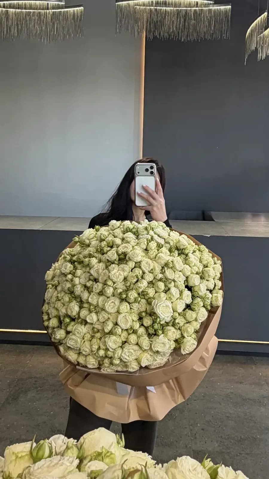 Біла кущова троянда